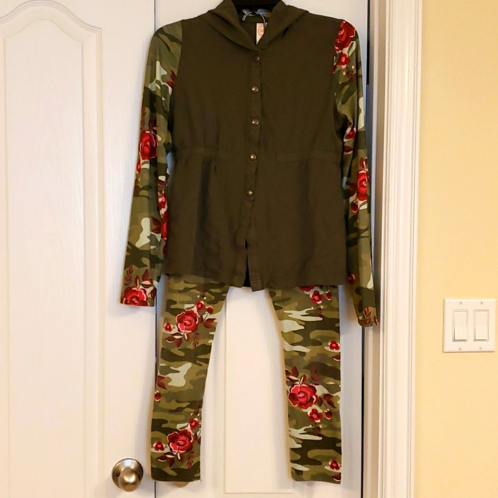 Girls size 14/16 set with long sleeve. Used please read